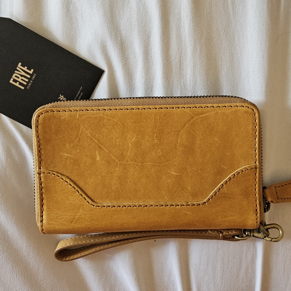 ☆ Frye Leather Zip Wristlet ☆ - Picture 2 of 5